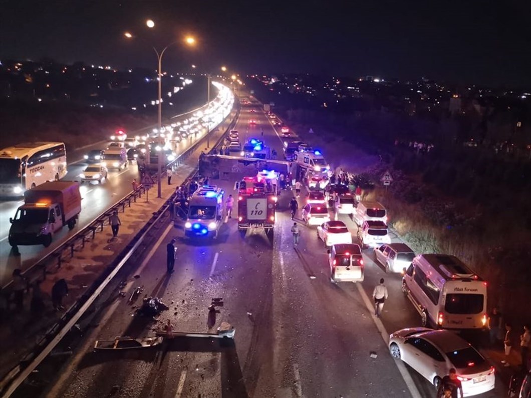 Gebze De Yolcu Otobusu Devrildi 1 Olu 17 Yarali Ntv Haber Ofisi