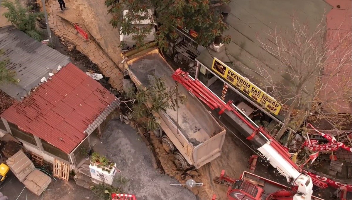 Eyüpsultan'da kazı alanına kamyon saplandı