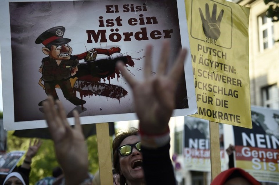 Almanya'da Sisi'ye protesto: Sen bir katilsin - 1