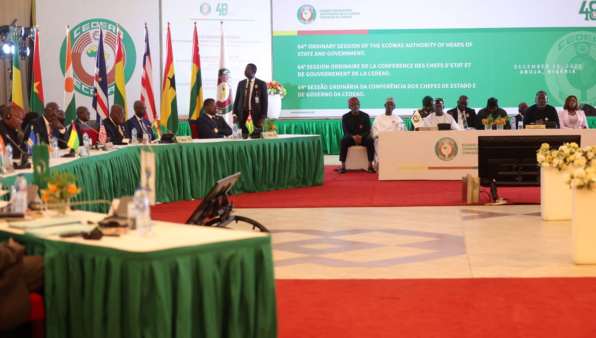 ECOWAS Nijer'e uyguladığı yaptırımların kaldırması için koşullar belirledi ECOWAS Nijer'e uyguladığı yaptırımların kaldırması için koşullar belirledi
