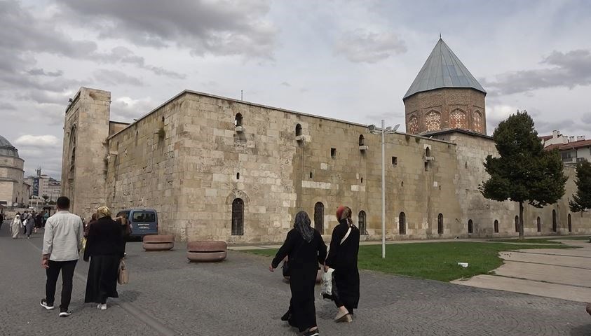 Vatandaşlar kabrin sahibini bilmiyor