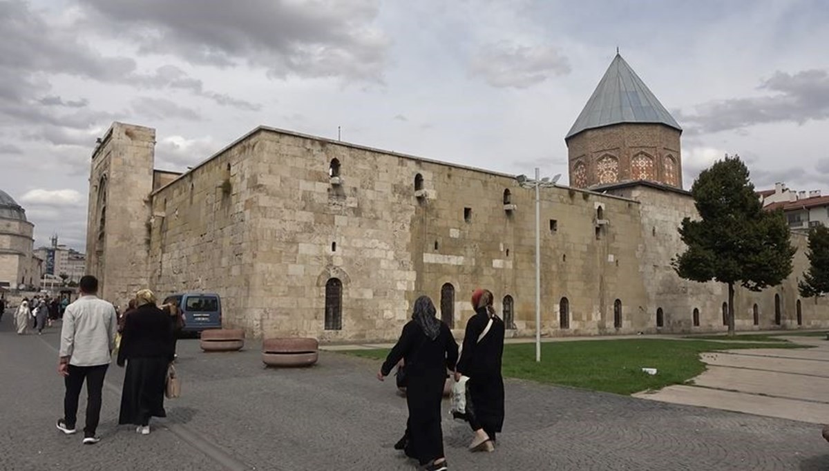 Vatandaşlar kabrin sahibini bilmiyor Vatandaşlar kabrin sahibini bilmiyor