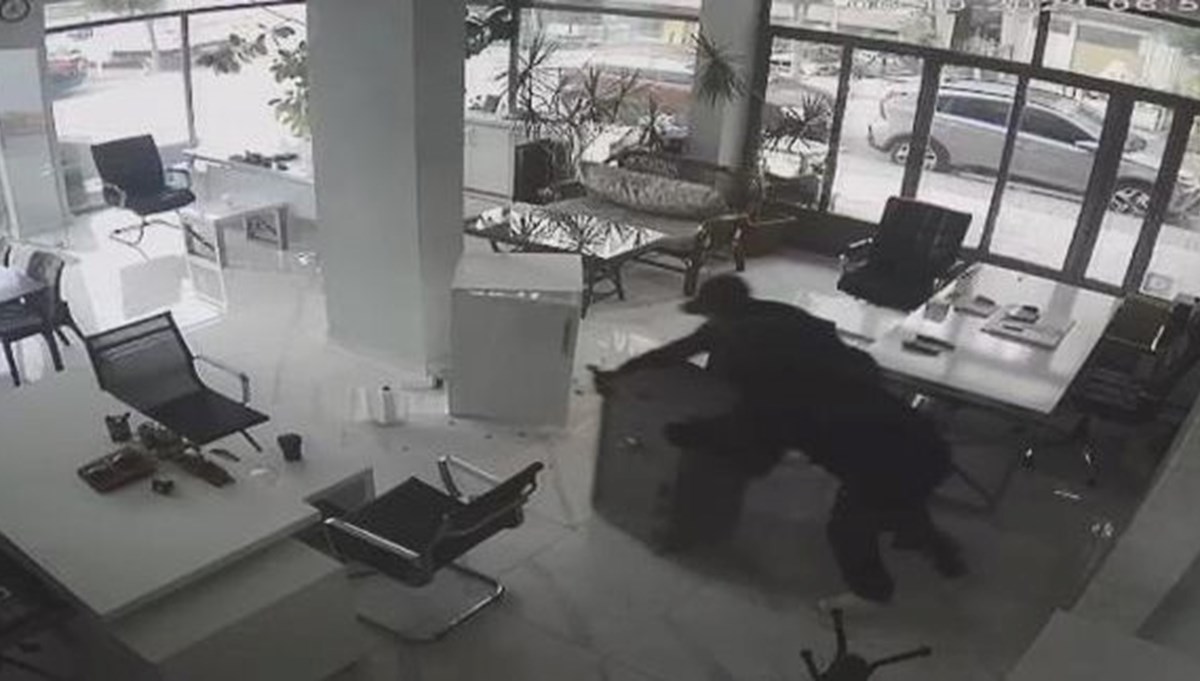 Oto galeriye giren hırsızlar 5 dakikada para kasasını ve hayalet ekranı çaldı Oto galeriye giren hırsızlar 5 dakikada para kasasını ve hayalet ekranı çaldı