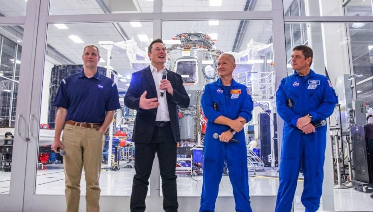 NASA, Ay'a gidecek insanlı kapsülün inşası için Elon Musk'ı seçti