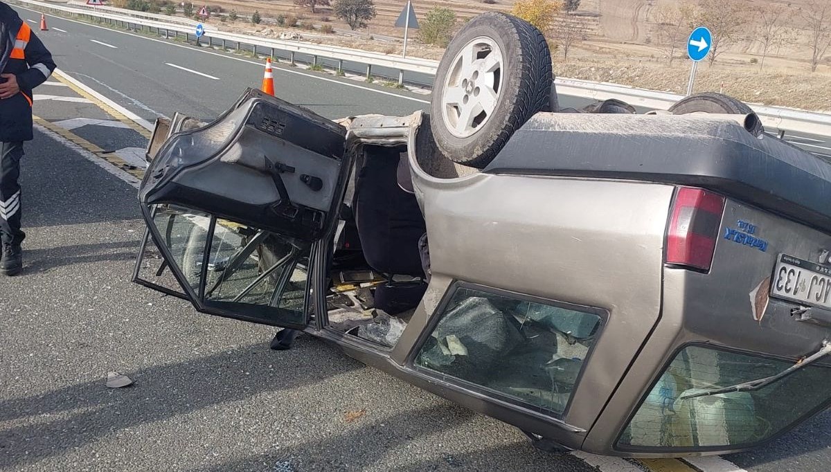 Traktöre çarpan otomobil devrildi: 5 yaralı