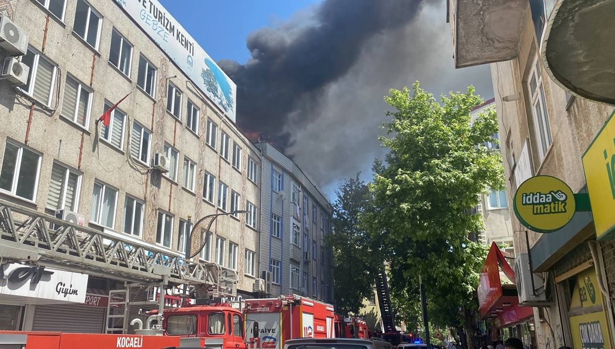 Kocaeli'de 4 katlı binada yangın Kocaeli'de 4 katlı binada yangın