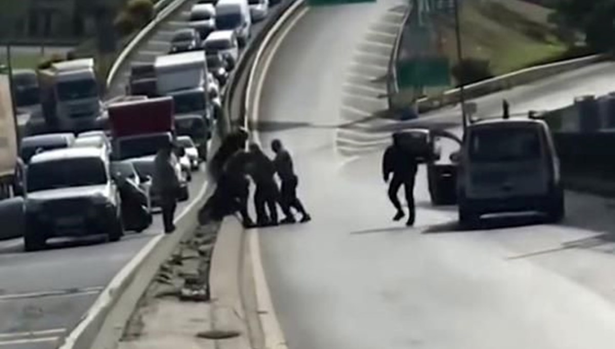 İstanbul'da sopalı, yumruklu yol verme kavgası İstanbul'da sopalı, yumruklu yol verme kavgası