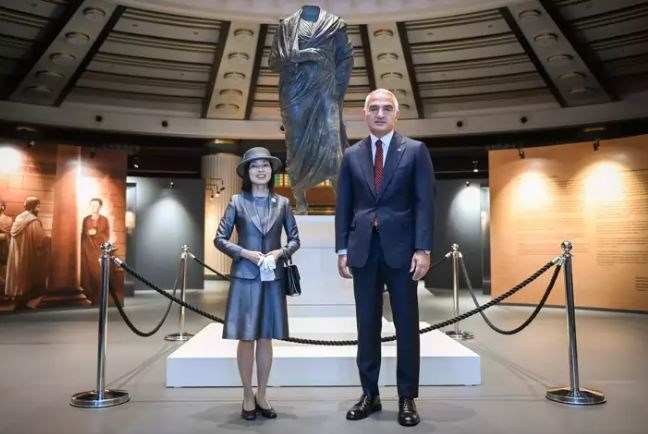 japonya Altes Prensesi Akiko Mikasa, Türkiye ziyareti kapsamında "Bir Vizyonun Doğuşu: Geleceğe Miras Projesi-Arkeolojinin Altın Çağı" sergisini ve Anıtkabir'i ziyaret etti. Akiko, daha sonra Türkiye'nin doğusundan batısına, kuzeyinden güneyine uzanan 90 kazı alanından getirilen ve tamamına yakını ilk kez sergilenen eserleri dikkatle inceledi.