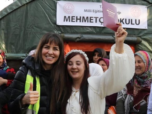 Aslı Tandoğan çadır kentte nikah şahidi oldu - Son Dakika Magazin Haberleri | N-Life