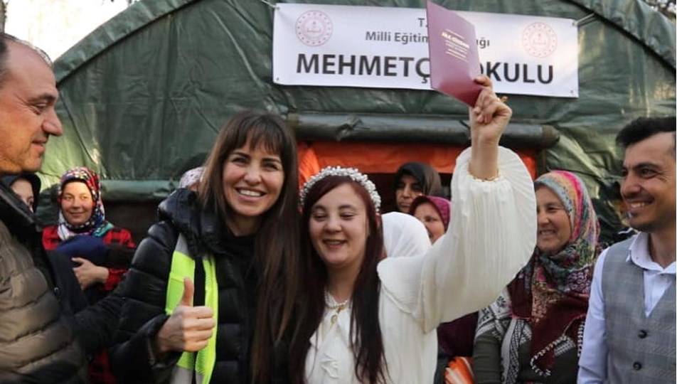 Aslı Tandoğan çadır kentte nikah şahidi oldu