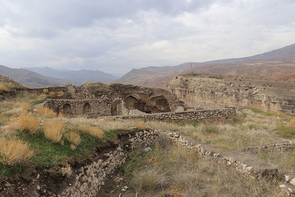 Kemah Kalesi'ndeki kazılarda kalıntılarına rastlanan tarihi cami ayağa kaldırılıyor - 1