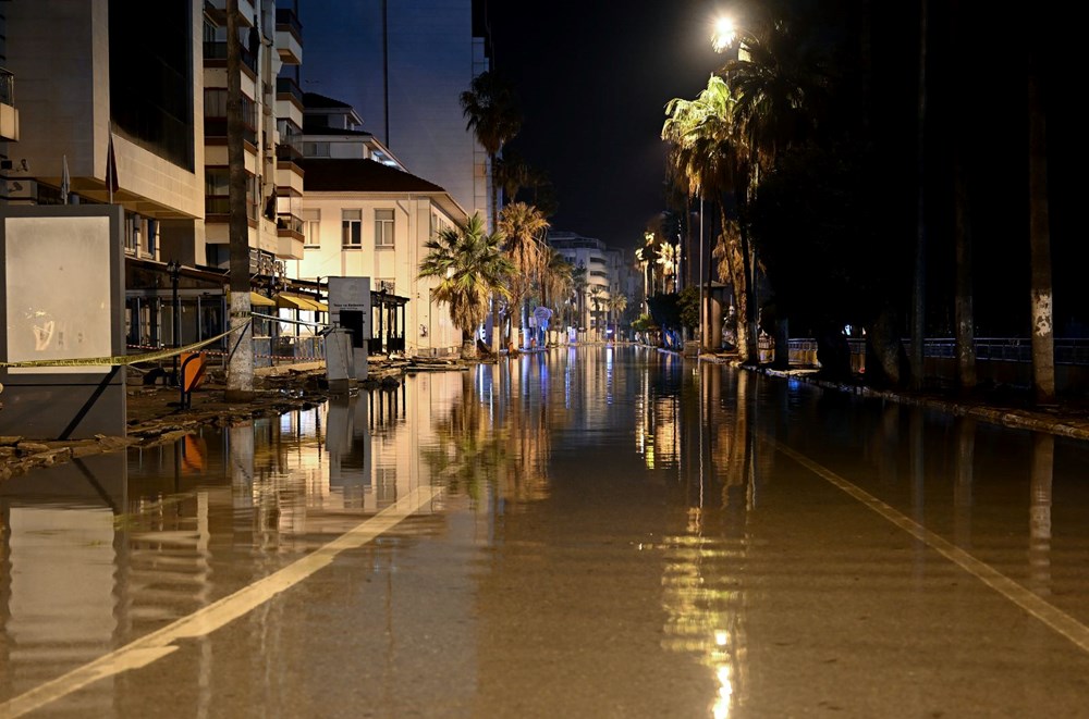 İskenderun'da deniz seviyesi yükseldi, caddeler su altına kaldı - 14