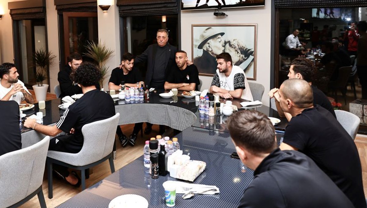 Beşiktaş Başkanı Çebi takımla vedalaştı Beşiktaş Başkanı Çebi takımla vedalaştı