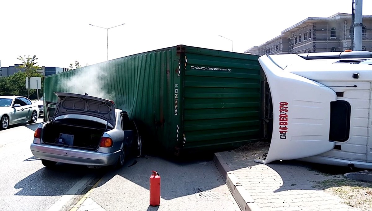 TIR, otomobilin üzerine devrildi: 1'i çocuk 2 yaralı