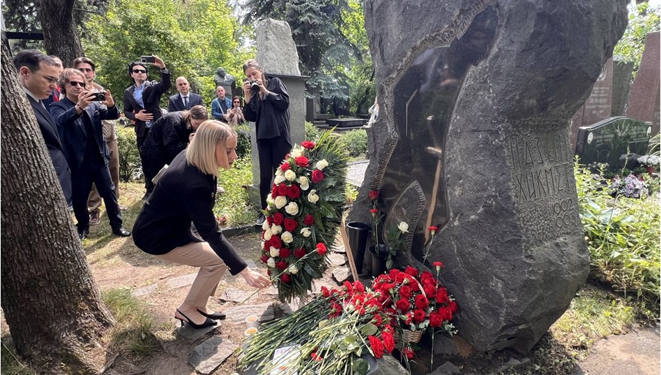 Nazım Hikmet Ran Moskova’daki mezarı başında anıldı