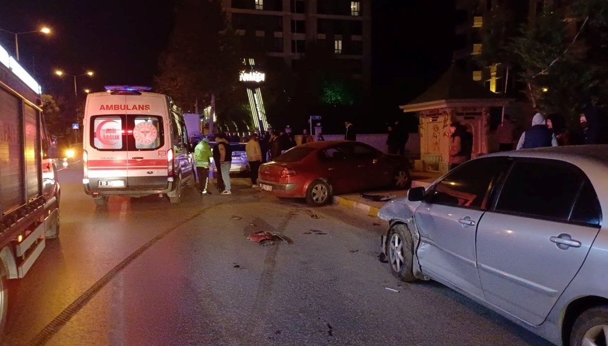 Kontrolden çıkan otomobil park halindeki araçlara çarptı Kontrolden çıkan otomobil park halindeki araçlara çarptı