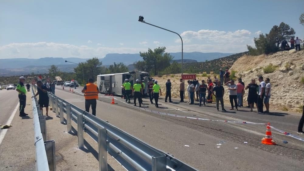 Mersin'de yolcu otobüsü ile kamyon çarpıştı: Can kaybı ve yaralılar var - 3