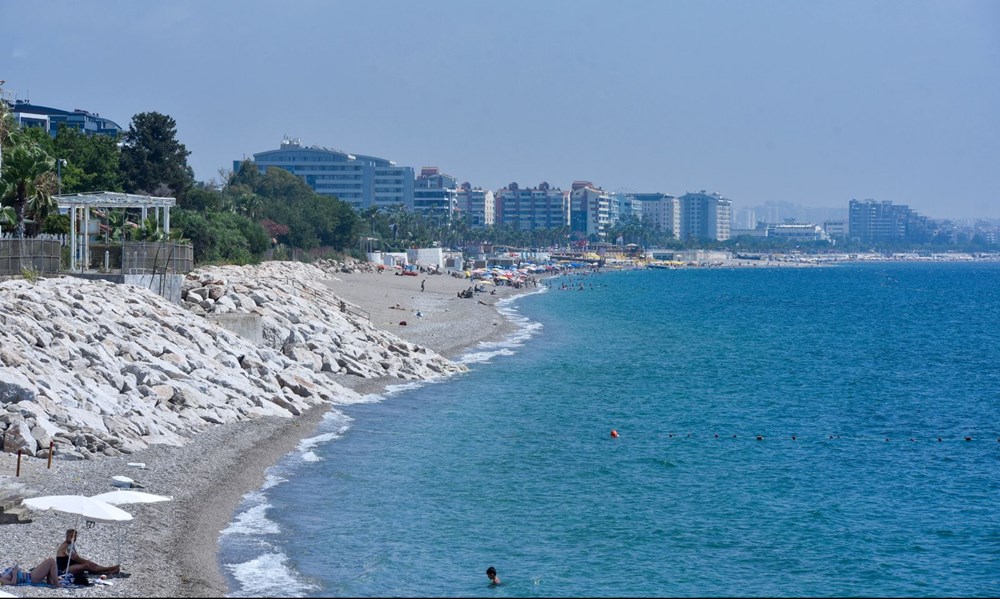 Konyaaltı Sahili 60 yılda 35 metre eridi, bir havluluk yer kaldı