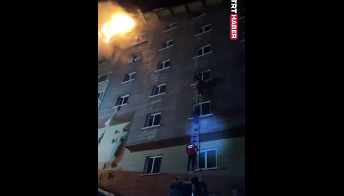 Bolu'daki otel yangını faciasında ilk kurtarma anlarının görüntüleri Bolu'daki otel yangını faciasında ilk kurtarma anlarının görüntüleri