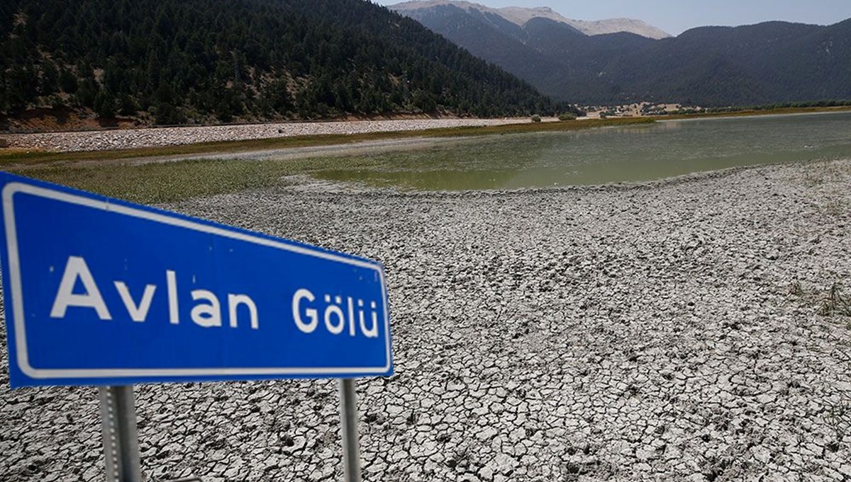 Avlan Gölü'nde artık çobanlar sürülerini otlatıyor