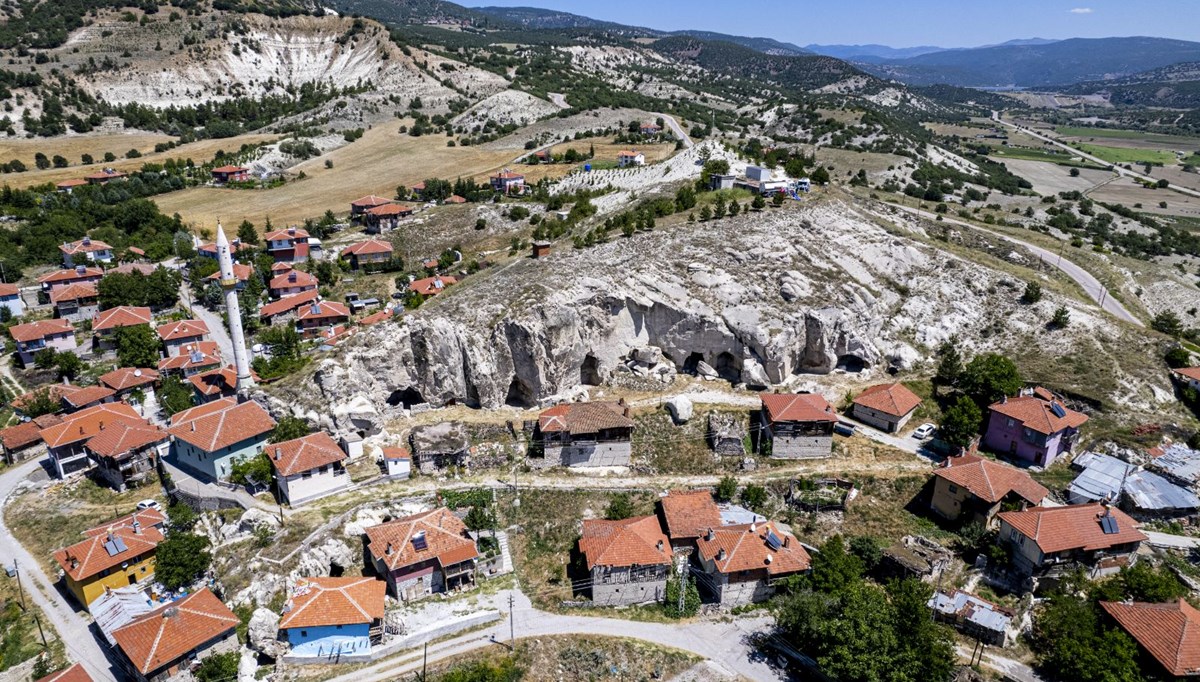 Tarihi yapılarıyla Mahkemeağcin köyü
