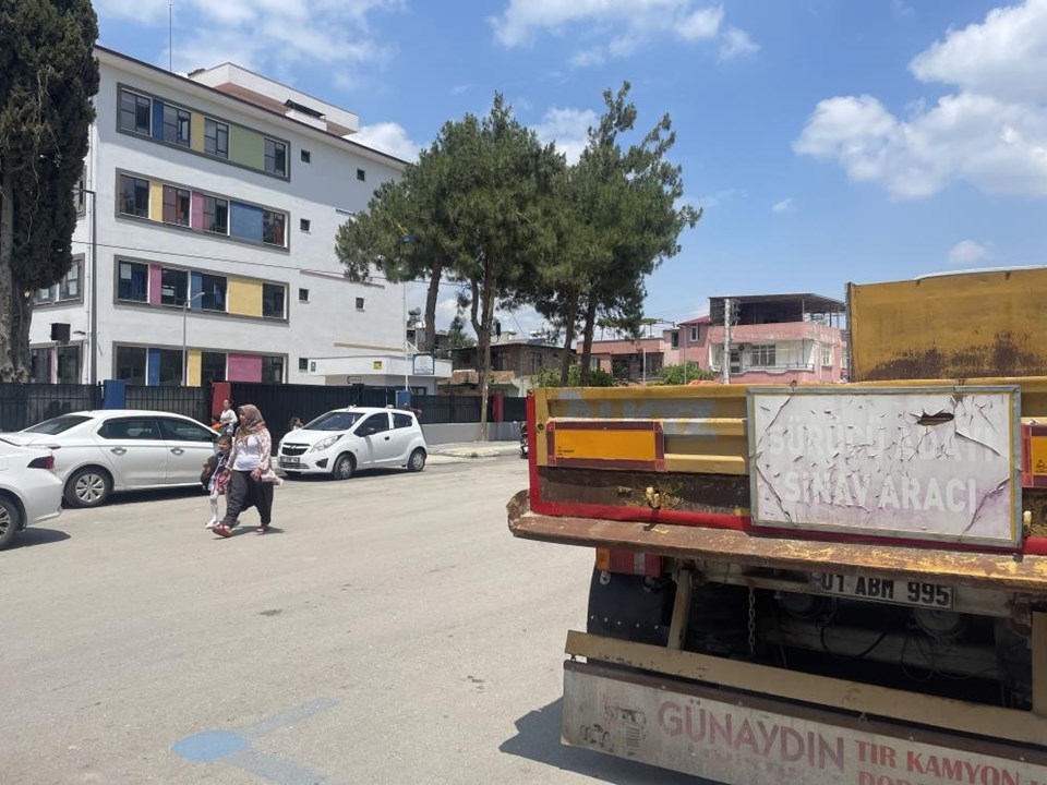 Adana’da ilkokul önünde TIR şoförlüğü eğitimi: Veliler çözüm bekliyor - 1