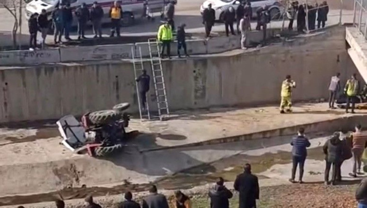 Kontrolden çıkan traktör çaya uçtu Kontrolden çıkan traktör çaya uçtu