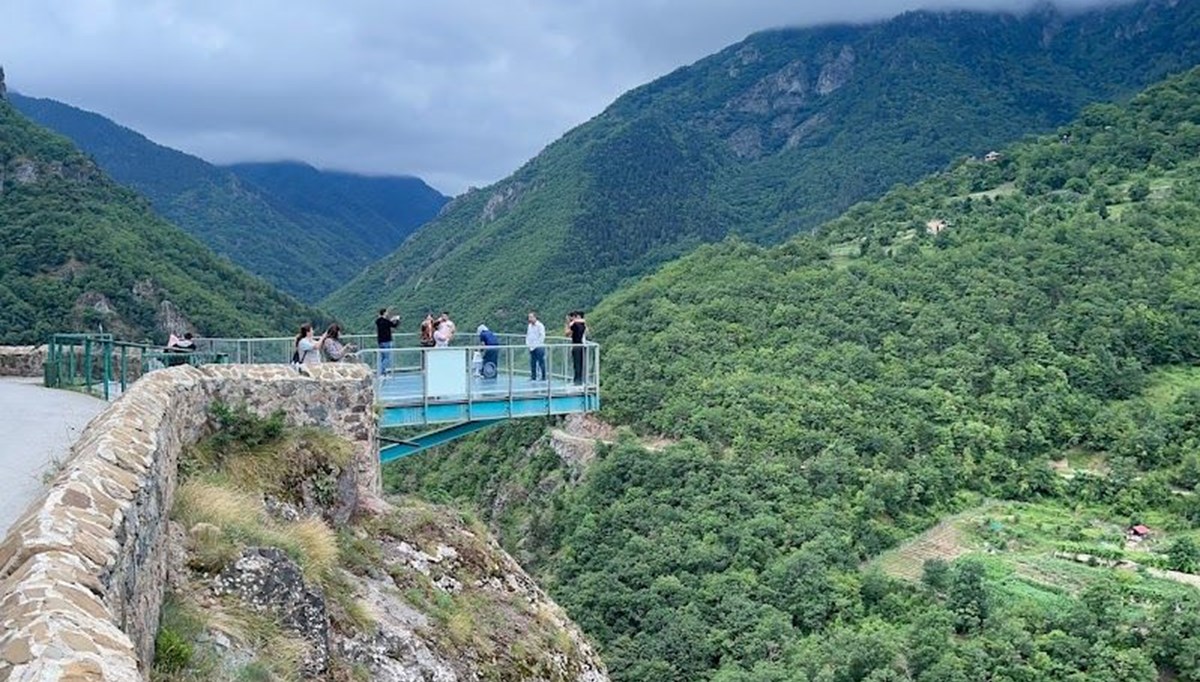 Artvin'de feci ölüm: 220 metrelik seyir terasından düştü Artvin'de feci ölüm: 220 metrelik seyir terasından düştü