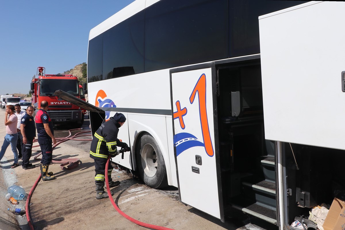 Seyir halindeki yolcu otobüsünde yangın