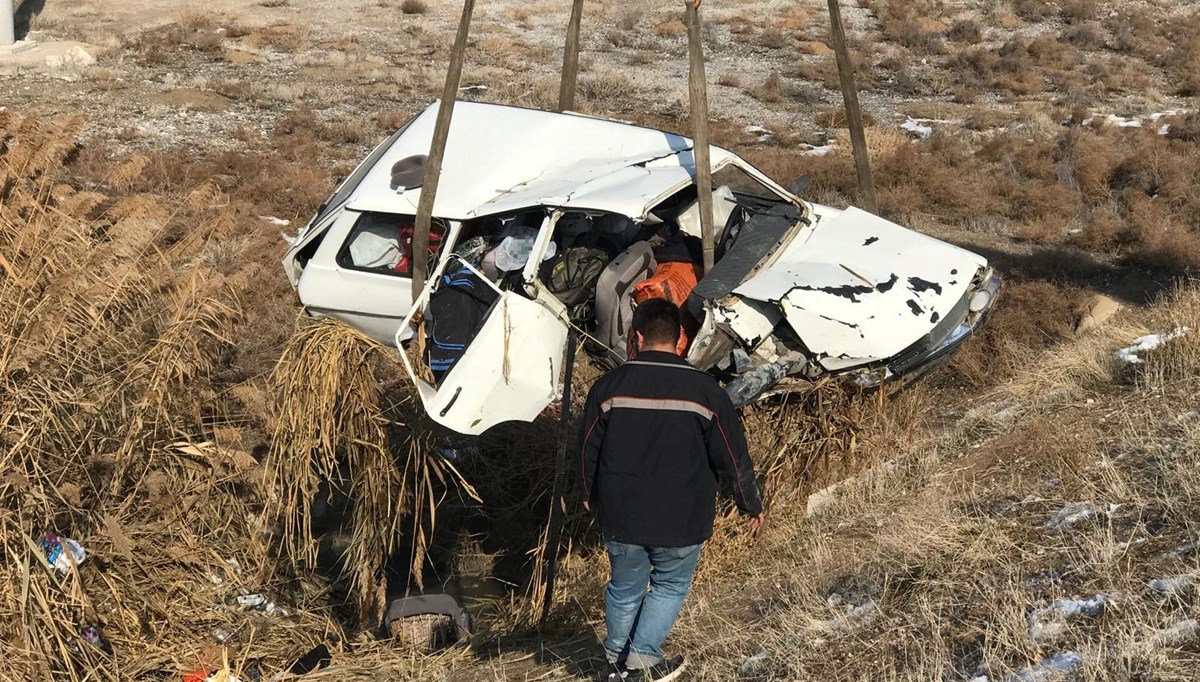 Otomobil atık su kanalına uçtu: 3 kişi yaralandı