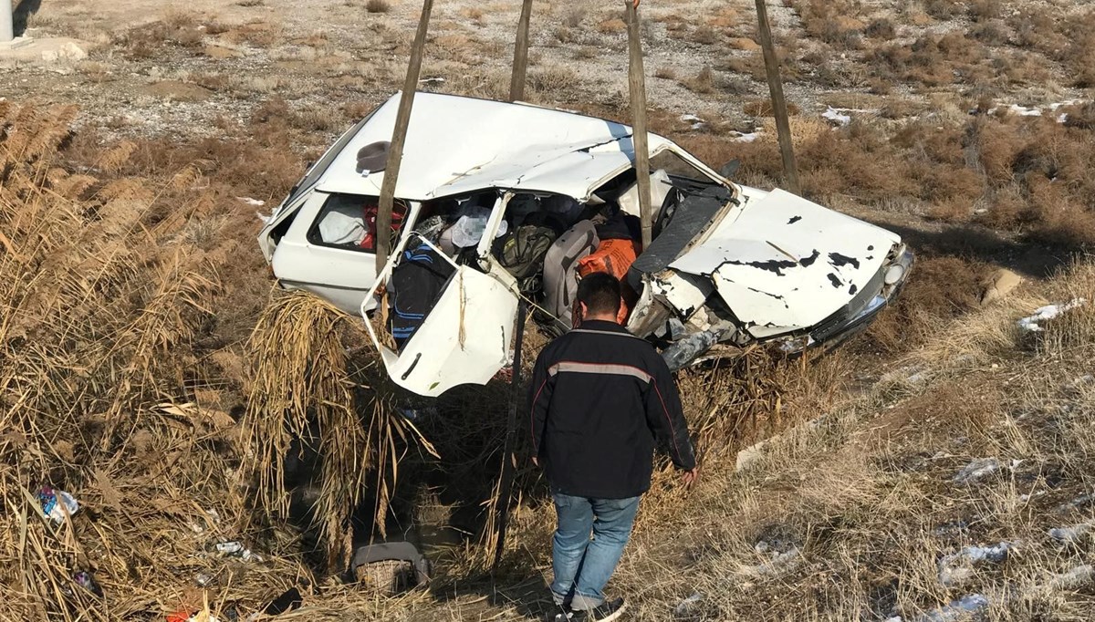 Otomobil atık su kanalına uçtu: 3 kişi yaralandı Otomobil atık su kanalına uçtu: 3 kişi yaralandı