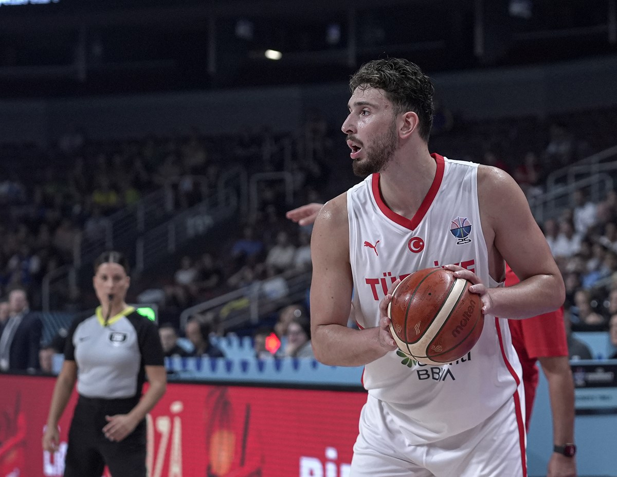 Alperen Şengün, EuroBasket 2025 son 16 turu maçında İsveç karşısında 24 sayı atarak dikkat çekti.