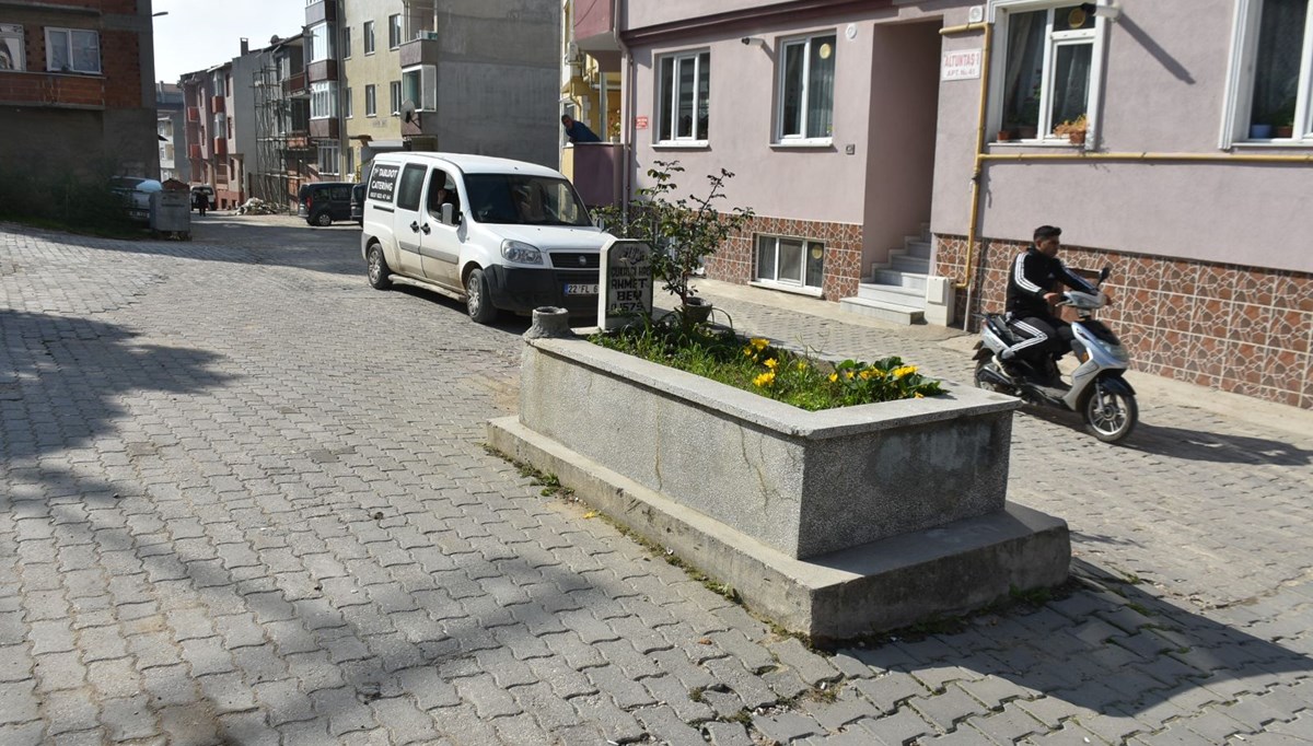 Yol ortasında 'sır' mezar