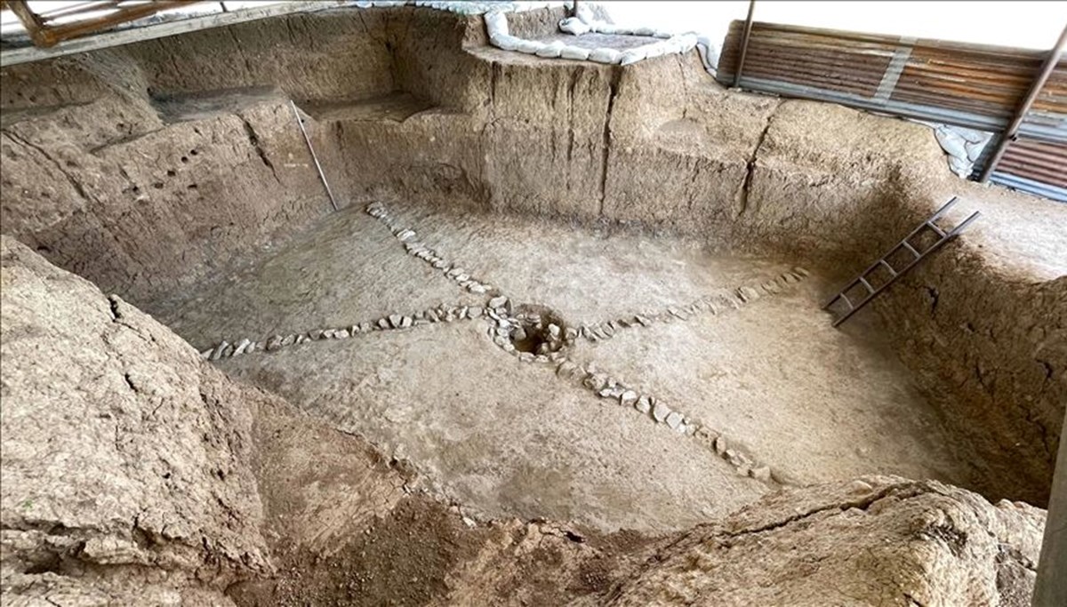Çorum'da silo olduğu değerlendirilen 3 bin 300 yıllık yapı bulundu Çorum'da silo olduğu değerlendirilen 3 bin 300 yıllık yapı bulundu