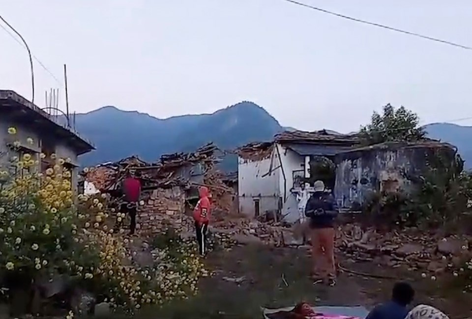 Nepal'deki depremde 128 kişi hayatını kaybetti - 1