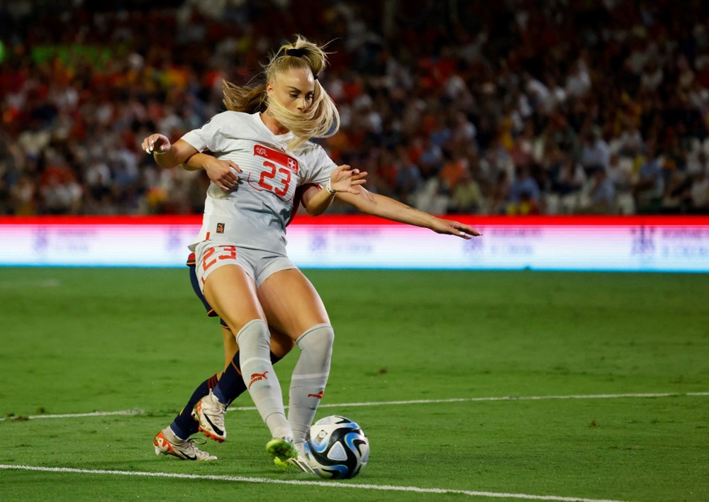 Yıldız futbolcu Alisha Lehmann’dan itiraf: Bir gece için 110 bin dolarlık teklif aldım - 6