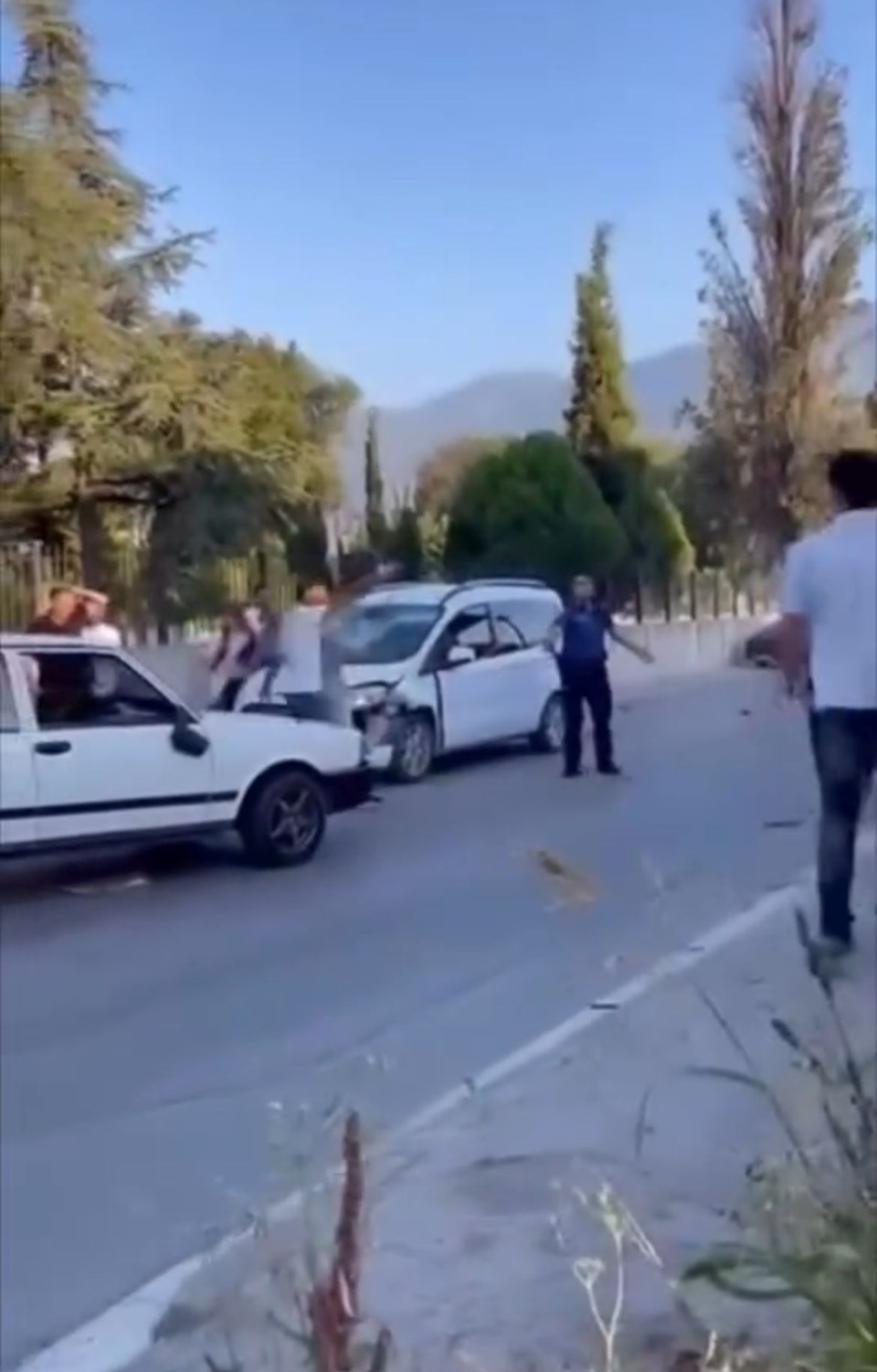 Trafik kazasından sonra dehşet saçtı: 5 kişilik aileyi bıçakladı - 1
