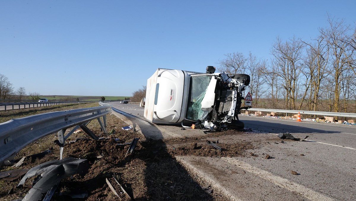 Devrilen kamyonet yol kapattı