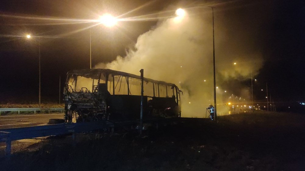 Lastiği patlayan otobüs alev alev yandı, facianın eşiğinden dönüldü - 4