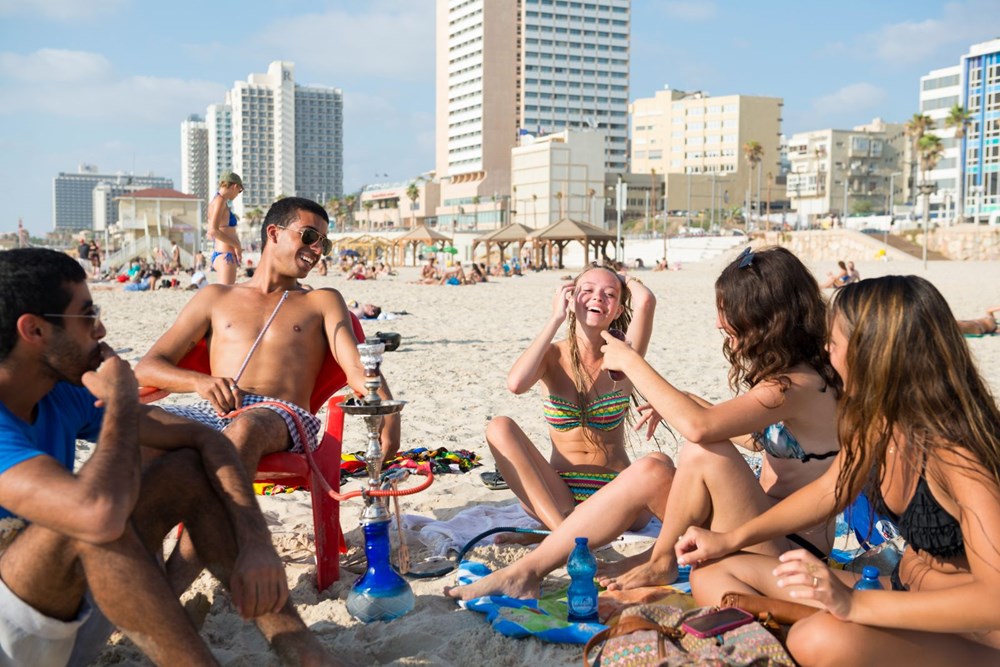 Чат тель авив общение. Тель-Авив люди лето. Тель Авив пляж девушки. Девушки на пляже в Тель Авиве летом.