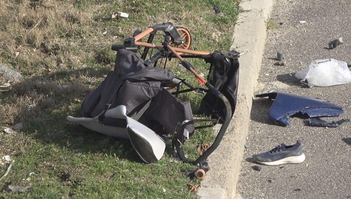 Yolun karşısına geçmeye çalışan aileye otomobil çarptı: 3 ölü