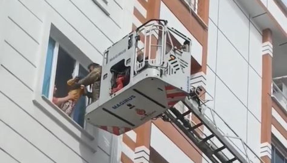 Esenyurt'ta 4 katlı binada yangın Esenyurt'ta 4 katlı binada yangın