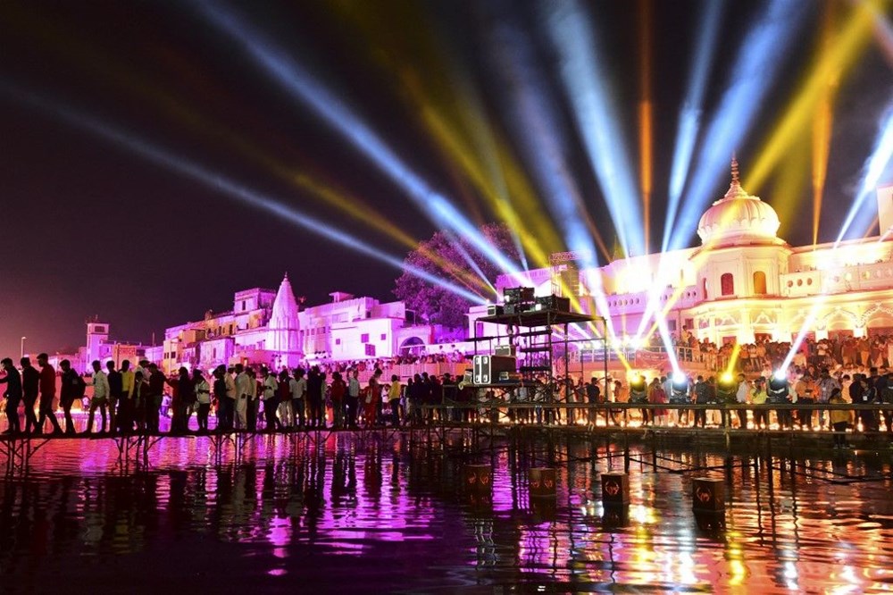 Hindistan, Covid-19 salgınının gölgesinde ışık festivalini kutluyor - 7