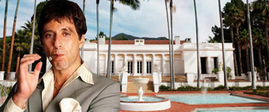 Как живет тони. Крестный отец Аль Пачино Тони Монтана. Тони Кармонте. Scarface 1983 House. Тони Монтана с сигарой улыбается.