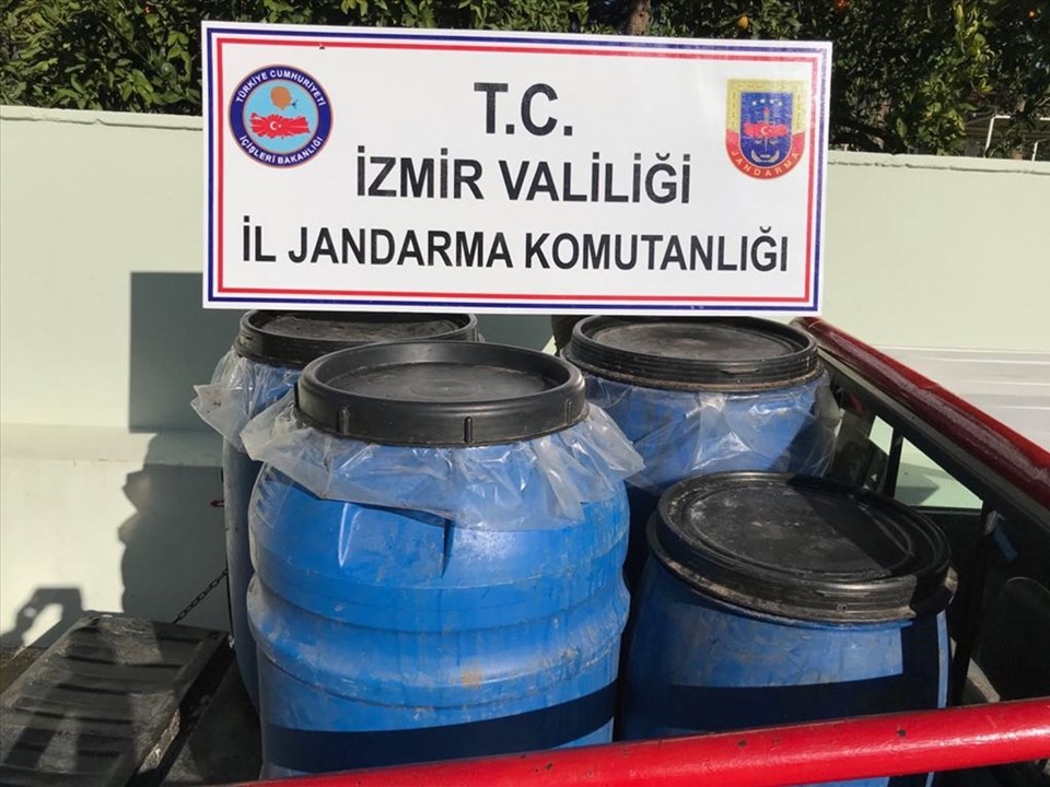 İzmir'de 1 ton sahte içki ele geçirildi - 1