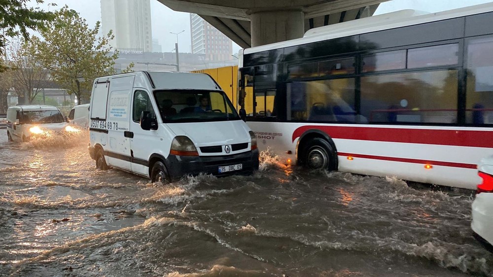 İzmir'de sağanak yağış yolları göle çevirdi - 6