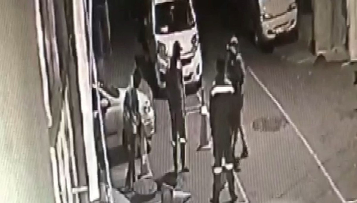 Esenler'de işçi kıyafeti giyip yeraltı internet kablolarını çaldılar