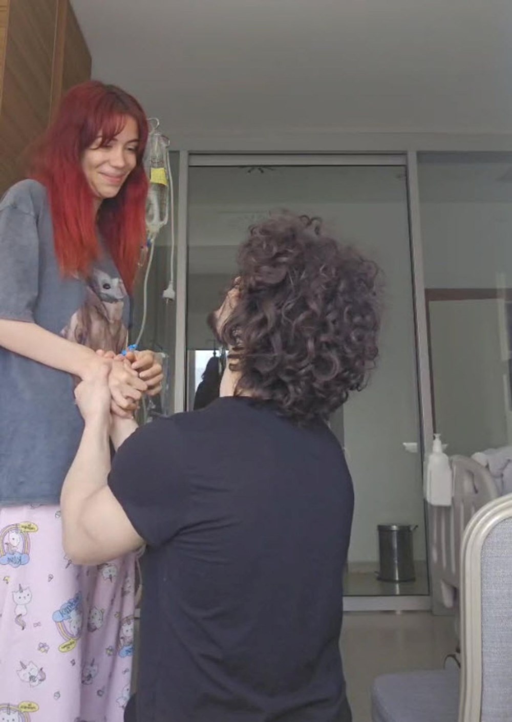 İzmir'de lösemi tedavisi gören Nehir'e hastane odasında sürpriz evlilik teklifi - 1