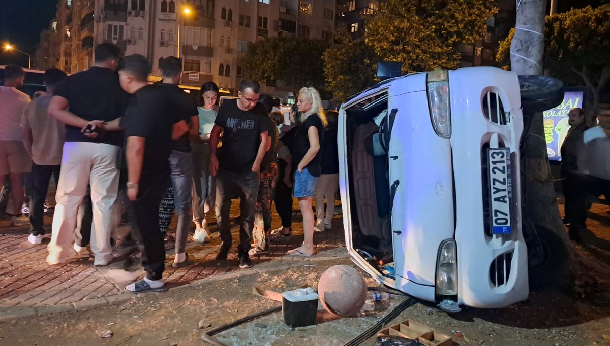 Ticari taksi ile minibüs çarpıştı, ortalık savaş alanına döndü Ticari taksi ile minibüs çarpıştı, ortalık savaş alanına döndü