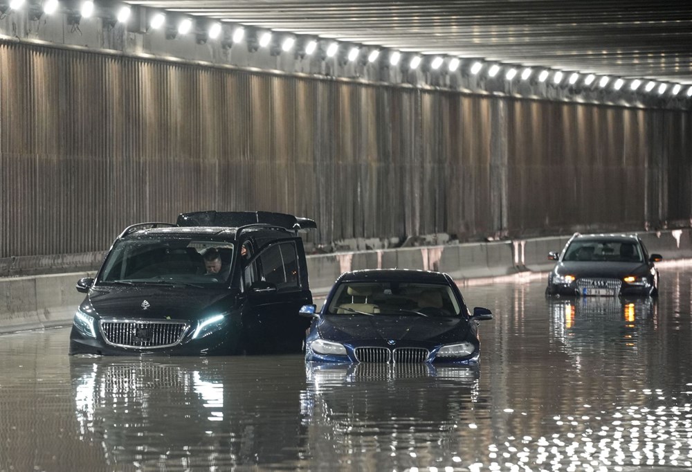 Ankara'da sağanak ve dolu: Araçlar yolda kaldı, ev ve işyerlerini su bastı - 3